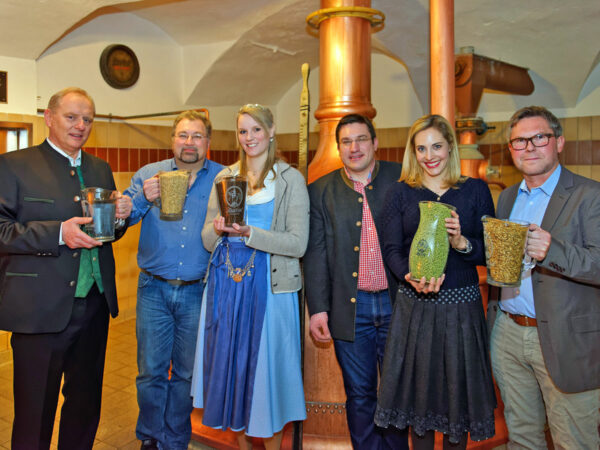 Fränkisches Ur-Bier rekonstruiert - Bierkönigin und Beer Star Gewinner brauen Bier-Rezept von 1516