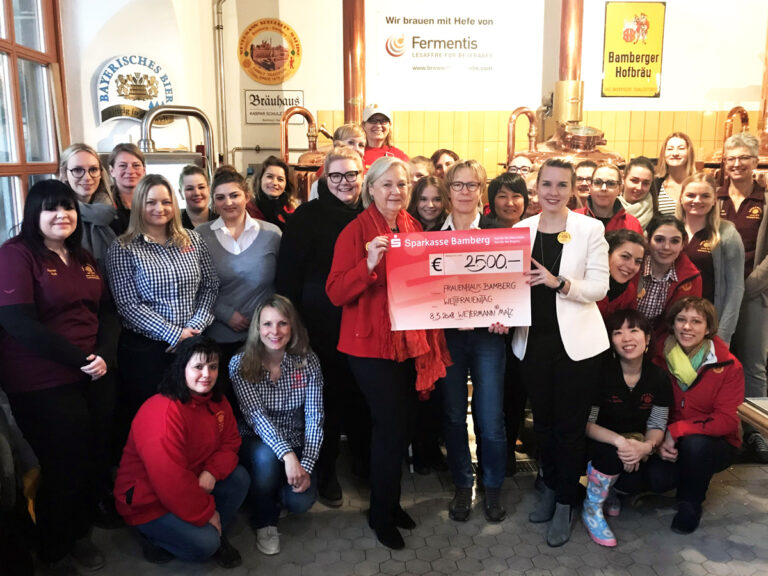 Scheckübergabe am Weltfrauentag 2018. Die Bierkreation aus dem letzten Jahr, das "Rosemarie´s Roggen" brachte eine stolze Summe für das Bamberger Frauenhaus ein.