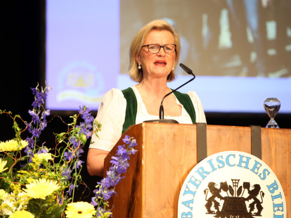 Laudatorin Angela Inselkammer, Präsidentin des Bayerischen Hotel- und aststättenverbandes DEHOGA Bayern e. V.