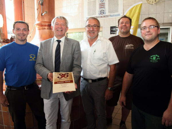 Freuen sich gemeinsam auf das neue “36 Kreisla”, v.l.n.r.: Brauer Roland Aichinger (Brauerei Aichinger, Heiligenstadt i.OFr.), Landrat Jo-hann Kalb, Bürgermeister Helmut Krämer, Heiligenstadt, Brauer Stefan Ott (Brauerei Ott, Oberleinleiter) und Brauer Marco Eisentraut (Brauerei Hübner, Steinfeld).