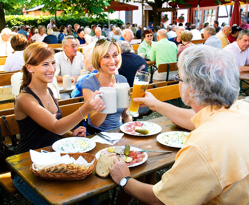 Personen im Biergarten