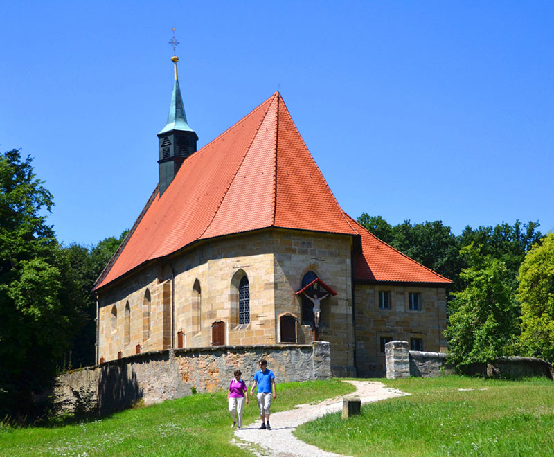 Wanderer vor einer Kirche