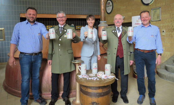 Das Scherdel Schlappenbier im Biergarten genießen